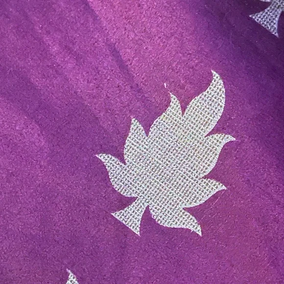 Wrap Skirt ( one size) Elegant Multicolor Patterned Skirt
Satin
Gently used - Picture 7 of 8